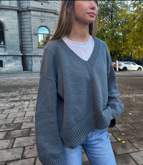 Low V Neck Sweater Outfit, Layer V Neck Sweater, Outfits Knit Sweater, V Neck Grey Sweater Outfit, Styling A V Neck Sweater, V Neck Sweater With Shirt Underneath, Cream V Neck Sweater Outfit, V Neck Oversized Sweater, Sweaters For Winter