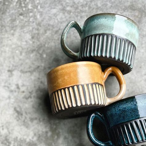 carter camille | handmade functional pottery on Instagram: "A small batch of carved shortie mugs will be available in the drop next week. I let myself have some freedom with this batch of mugs and I really love how they all are turning out 🥹" Natural Pottery Glaze, Mugs Clay Handmade, Pretty Ceramic Mugs, Pottery Cup Design, Pottery Mug Shape Ideas, Stoneware Pottery Ideas, Glazed Mugs Ceramic Pottery, Simple Ceramic Mug, Diy Pottery Mug Ideas