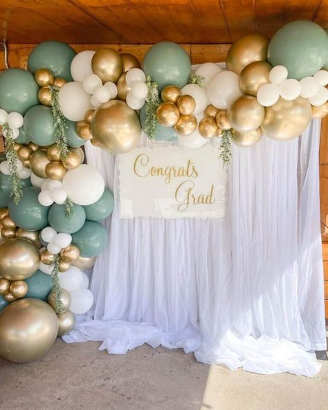 20 Beautiful Graduation Party Backdrop Ideas to Take your Grad Party to the Next Level - With Houna Graduation Party Backdrop Ideas, Graduation Backdrop Ideas, Party Backdrop Ideas, Graduation Party Colors, Green Graduation Party, Girl Graduation Party, Grad Party Theme, Graduation Party Pictures, College Grad Party