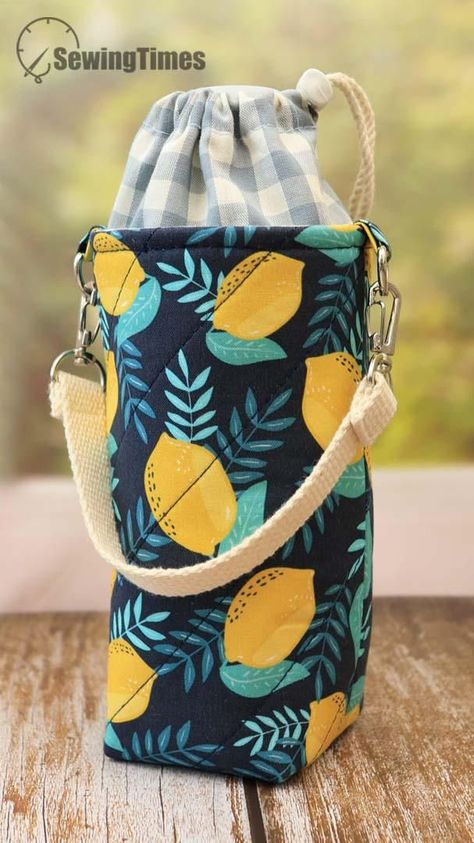 Easy Bottle Bag TutorialMake your own water bottle holder [sewingtimes] Bottle Bag Tutorial, Dompet Koin Diy, Tas Denim, Projek Menjahit, Sewing Easy, Sewing Machine Basics, Sewing Machine Projects, Sewing Easy Diy, Seni Dan Kraf