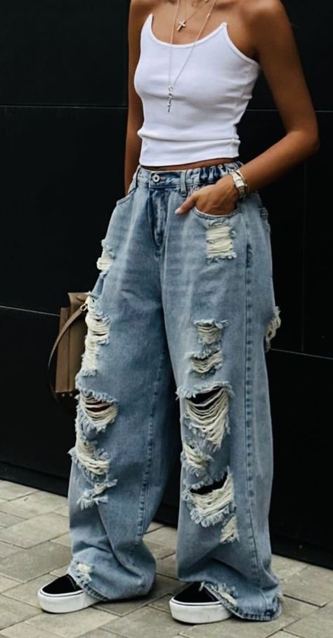 Ripped Pants Outfit, Looks Total Jeans, Distressed Jeans Outfit, Simple Work Outfits, Casual Weekend Style, Denim Street Style, Casual Summer Wear, Stylish Jeans, Destroyed Denim