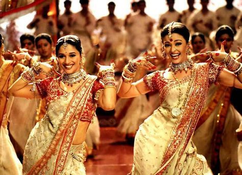 Madhuri Dixit and Aishwarya Rai danced in the Song Dola Re Dola together ( movie: Devdas ) Bollywood Vintage, Belly Dancing Classes, Filmy Vintage, Saree Bollywood, Indian Music, Hartford Ct, Aishwarya Rai Bachchan, Mangalore, Indian Dance