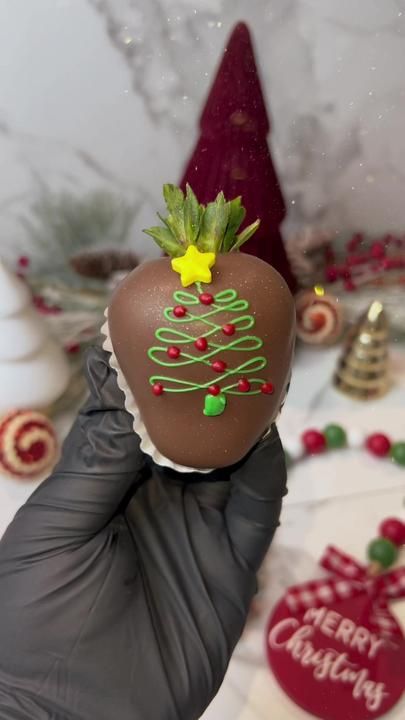 Your fave strawberry bitch 🍓 on TikTok Christmas Covered Strawberries, Christmas Desserts Cakes, Dipped Berries, Christmas Strawberry, Chocolate Covered Strawberries Bouquet, Cupcake Decorating Tips, Strawberry Gifts, Chocolate Covered Fruit, Strawberry Wine