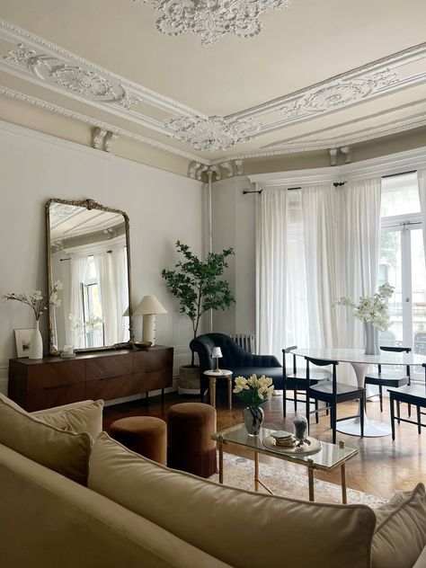 Italian Style Home Decor, Italian Apartment, Parisian Living Room, Parisian Apartment Decor, Italian Style Home, Modern Parisian, Parisian Home Decor, Parisian Decor, Parisian Interior