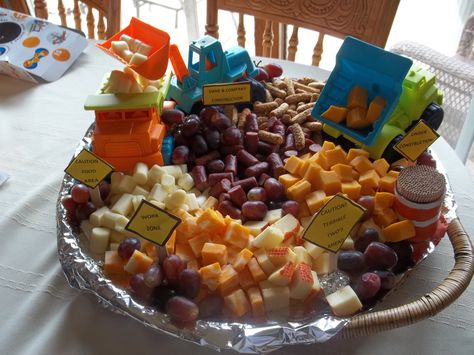 Construction / dump truck party ideas.  Construction cheese platter / party ideas Transportation Party Food, Truck Birthday Party Food, Truck Party Food, Birthday Pinterest, 1st Birthday Foods, Dump Truck Party, Food Truck Events, Dump Truck Birthday Party, Small Birthday Parties