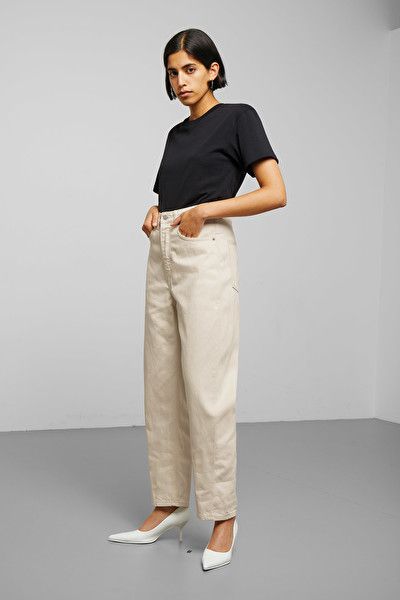 Meg High Mom Jeans - Ecru - Jeans - Weekday GB Ecru Jeans Outfits, Women Mom Jeans, Ecru Jeans, Beige Jeans, Latest Jeans, Weekday Jeans, Relaxed Outfit, Jeans Wide, Colored Pants