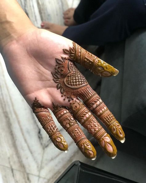 Instagram photo by 🌿Henna|Mehndi latest Designs🌿 • 5 May 2022 at 18:41 Simple And Beautiful Mehndi Designs, Back Hand Bridal Mehndi, Mehendi Brides, Backhand Mehndi Designs, Mehndi Designs For Back Hand, Mehndi Designs For Back, Mehndi Bridal, Beautiful Mehndi Designs, Bridal Mehndi Design