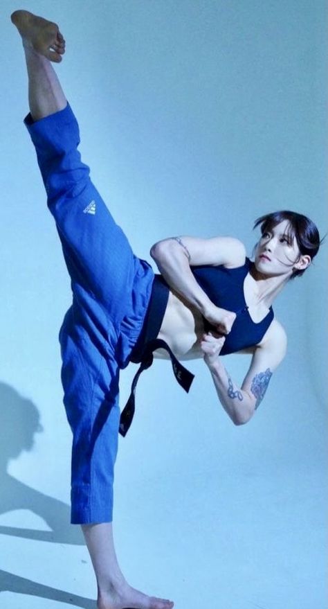 Pose Reference Martial Arts, Female Martial Arts Poses, Taekwondo Poses Reference, Martial Arts Reference Action Poses, Athletic Woman Reference, Martial Art Poses Reference, Taekwondo Reference, Boxing Reference Poses, Fighter Pose Reference