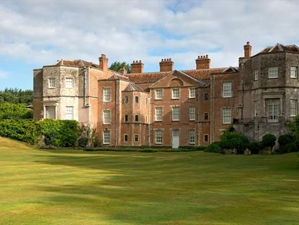 British Mansion, British Villages, Historical House, 18th Century House, Ancient Trees, English Manor Houses, Old Manor, Castle Mansion, Stately Homes