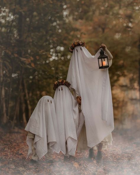 Fall Baby Pictures, Ghost Photoshoot, Pregnant Halloween Costumes, Halloween Wallpaper Iphone Backgrounds, Ghost Photography, Halloween Photography, Ghost Pictures, Ghost Photos, Portrait Photos