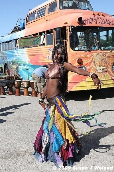 The black hippie movement - ONE LOVE all races Black Hippies 70s, Hippie Couple, Woodstock Hippies, Black Hippie, Morgana Le Fay, Black Hippy, Dirty Hippie, Beach Hippie, Hippie Skirt