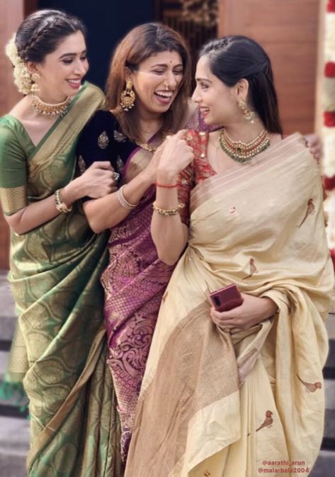 Group Pics In Sarees, Saree Poses Group Photoshoot Ideas, Poses For 3 Sisters In Saree, Wedding Saree Looks Indian Sister, Saree Poses With Friends Photoshoot Ideas At Home, Group Photo Poses In Saree, Saree Photoshoot With Friends, Onam Photoshoot Ideas With Friends, Saree Poses With 3 Friends