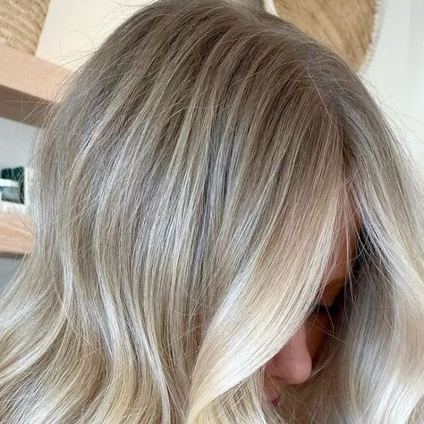 Lexie Haines 🍓 | BABY BLONDE ✨  Lightened, root blur and tone using @dangerjonescreative @dangerjonesbalayage   Lightener : 10v/20v | Root blur : 9-2 |... | Instagram Blonde Shadow Root, Baby Blonde, Baby Lights, Buttery Blonde, Dimensional Blonde, Shadow Root, Bright Blonde, Instagram Baby, Golden Blonde