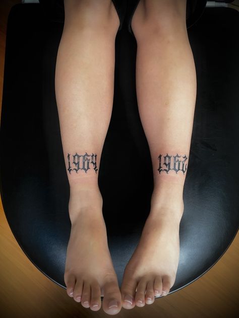 1964 - 1962 1964 Tattoo, Tattoo Pierna, Tela Iphone, Lettering Tattoo, Patchwork Sleeve, Tattoo Lettering, Tattoos And Piercings, Piercing Jewelry, Blur