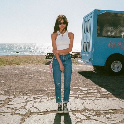 Famous Outfits, Fall Trends Outfits, Fall Dress Outfit, Looks Street Style, How To Pose, Olivia Rodrigo, Aesthetic Outfits, Outfits Aesthetic, Chuck Taylor