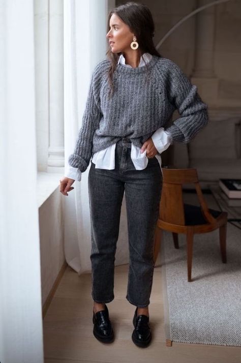 Sweats And Blazer Outfit, Mokasinke Outfit, Smart Leggings Outfit, Women Loafers Outfit Work Wear, Casual Office Outfit Winter, Work Outfits Short Women, Fashion Winter 2024 2025, Office Outfits Women Autumn, Office Autumn Outfits