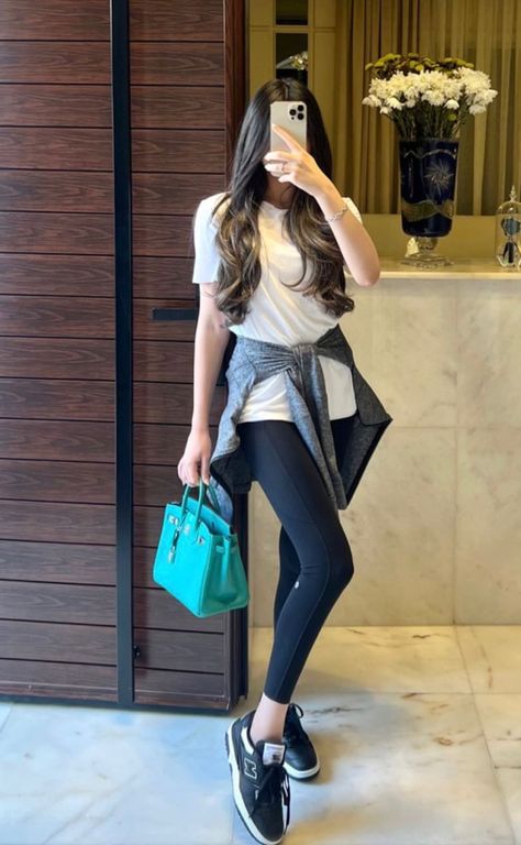 Hijabi Gym Fits, Hijab Workout Outfit Gym, Hijabi Workout Aesthetic, Ulzzang Workout Outfit, Aesthetic Workout Outfits Korean, Gym Outfits For Women Indian, Edgy Dress, Style Analysis, Gymwear Outfits