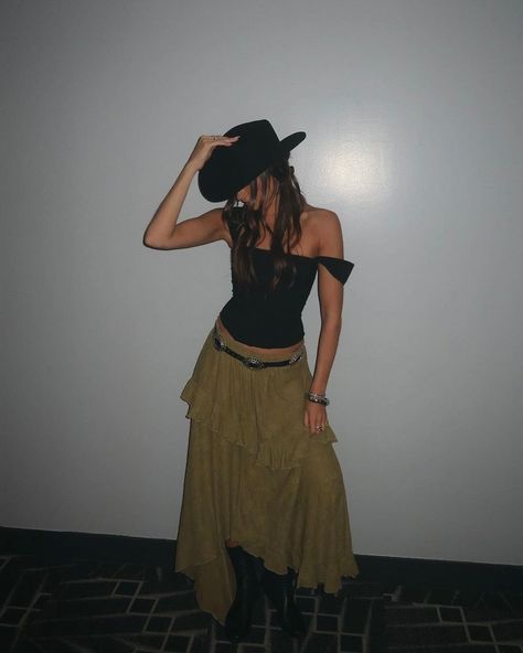 Lace Ruffle Skirt, Cowboy Chic, 2024 Aesthetic, Looks Country, Midi Skirt Outfit, Long Midi, Cowboy Outfits, Western Outfits Women, Country Concert Outfit