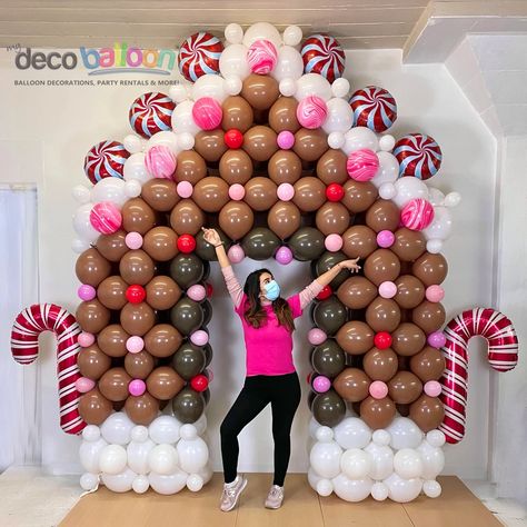 Balloon Decorations Diy Tutorials, Balloon Bouquet Diy, Balloon Tree, Gingerbread House Parties, Christmas Balloon Decorations, Balloon House, Holiday Balloons, Gingerbread Decorations, Christmas Carnival