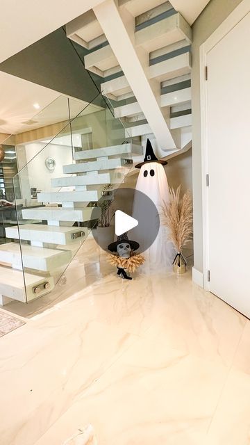 Josi Barcick | DIY on Instagram: "👻Halloween Ghost no improviso! 👇🏻

Como mencionei no vídeo, a ideia desse tutorial é usar e abusar da criatividade, procurando usar os materiais que já tem em casa! 

Ex: no Lugar da Ring vc pode usar cabo de vassoura ou de rodo, e colocar luzinhas de natal!

Um abajur cairia muito bem pra esse projeto! Mas lembre de usar lâmpada fria pra não ter perigo de queimar!

Agora me conta, o que achou desse fantasmao! De 0 a 10, que nota vc da?

.
.
.
.
.
#diy #facavocemesmo #decoração #halloween #halloweendecor" Halloween Ghost, Halloween Decor, Halloween Decorations, Halloween, On Instagram, Instagram