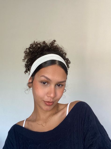 Curly Short Hair Styles Aesthetic, Hairband Hairstyle Curly Hair, Headband In Curly Hair, Natural Headband Hairstyles, Head Band Hairstyles Curly Hair, Short Curly Hair Headband Styles, Natural Hair Headband Styles, Short Curly Hair Headband, Curly Hair With Headband Styles