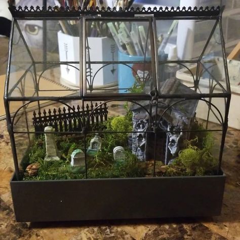 A DIY 'Cemetarium' Puts A Spooky Halloween Twist On The Tiny Indoor Gardens Diy Cemeterium, Diy Halloween Terrarium, Terrarium Ideas Halloween, Cemetary Terrarium Diy, Spooky Village Diy, Cemeterrarium Diy, Cemetarium Diy, Gothic Fairy Garden, Diy Mini Halloween Village