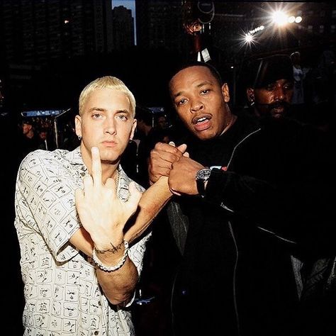 “My middle finger won't go down, how do I wave? / And this is how I'm supposed to teach kids how to behave?…” — Eminem🖕 Eminem Dr Dre, 90s Rap Aesthetic, 90s Rappers Aesthetic, The Slim Shady, 90s Rappers, Eminem Photos, Thug Style, Eminem Rap, Bola Basket