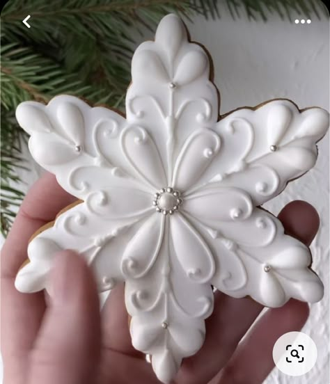 Christmas Wedding Cookies Decorated, Royal Icing Snowflake Cookies, Snowflake Cookies Decorated, Winter Cookies Decorated, Snowflake Cookies Decorating, Iced Christmas Cookies, Cookies 2023, Snowflake Sugar, Gingerbread House Ideas