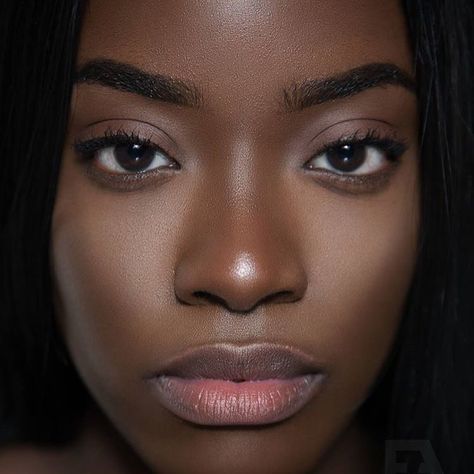 No makeup Makeup by the beautiful @chloekitembo , proving a little can go a long way. The key to the perfect "no make up" look on women of colour , is ❗️MINIMAL product ❗️ especially around the eyes and lips. The key focus should be evening out the skin complexion ensuring dark spots are covered. Foundations such as @beccacosmetics usually provide the widest brown of brown shades to help with this look. #chloekitembo #nomakeupmakeup #darkskinmakeup Art Pulp Fiction, Art Black Love, Natural Eye Makeup Tutorial, Makeup Dark, Art Geek, Makeup Hacks Beauty Secrets, Minimal Makeup, Braut Make-up, No Makeup