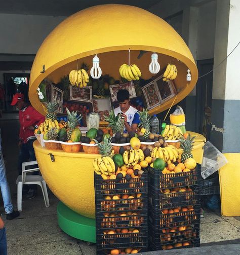 Mobile Fruit Stand, Unique Fruit Display, Juice Stand Ideas, Juice Cart, Fruit Juice Brands, Fruit Cart, Foodtrucks Ideas, Fruit Presentation, Juice Stand