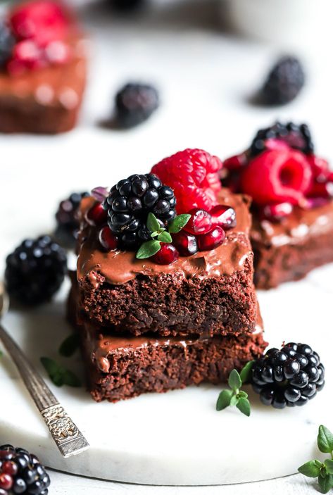 Best Vegan Brownies, Food Photography Cake, Vegan Brownies Recipe, Vegan Food Photography, Food Photography Dessert, Vegan Brownies, Berry Dessert, Dessert Photography, Vegan Brownie