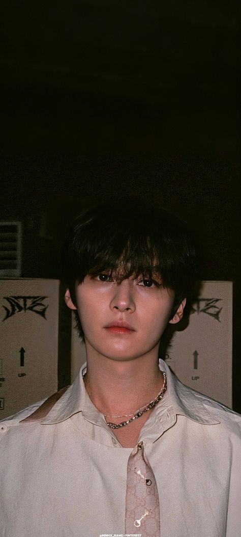 Leeknow Boyfriend Material Lockscreen, Lee Know Wallpaper Homescreen, Skz Lee Know Cute, Lee Know Portrait, Lee Know Charmer, Lee Know Boyfriend Material Lockscreen, Minho Eyes, Lee Know Cute Wallpaper, Cute Skz Wallpaper