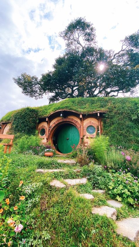 Casa Hobbit, Lotr Art, Bilbo Baggins, Hobbit Hole, Hobbit House, The Shire, Fantasy Places, Legolas, Amazing Art Painting