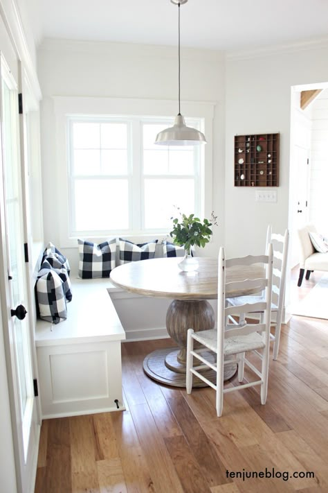 Diy Nook Bench, Built In Breakfast Nook, Seating In Kitchen, Breakfast Nook Bench, Nook Bench, Breakfast Nook Table, Banquette Seating In Kitchen, Nook Table, Kitchen Banquette