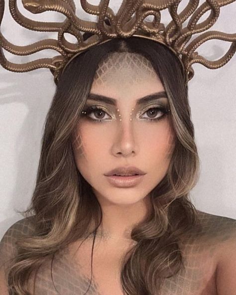 Madussa Halloween Makeup, Madussa Face Makeup, Medusa Make Up Easy, Medusa Make Up Ideas, Halloween Medusa Makeup, Halloween Makeup Medusa, Greek Goddess Costume Ideas, Halloween Costumes Women Medusa, Medusa Makeup Look