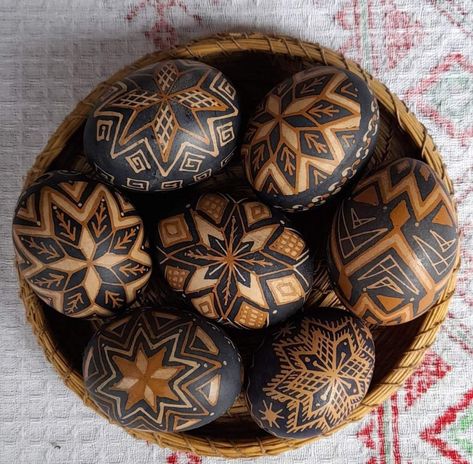 Brown Egg Pysanky, Christmas Pysanky, Pysanky Eggs Pattern, Egg Carving, Brown Egg, Egg Artistry, Ukrainian Eggs, Easter Egg Art, Pysanky Eggs