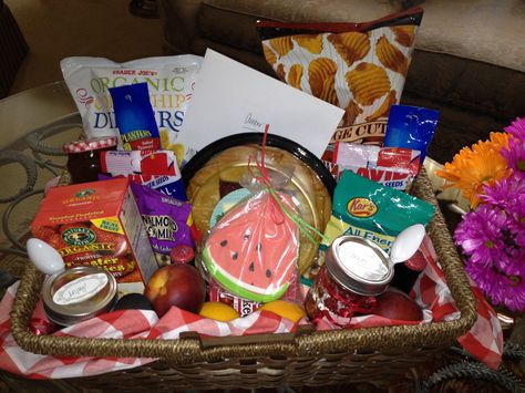 Summer picnic themed gift basket Picnic Gift Basket Ideas, Guest Bedroom Welcome, Picnic Gift Basket, Guest Room Baskets, Guest Room Welcome, Guest Basket, House Guest Gifts, Guest Room Essentials, Picnic Gifts