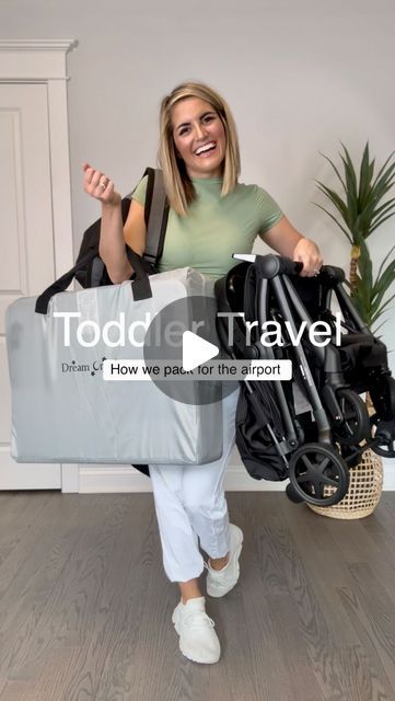 Mom Travel Outfit, Mom Travel Hacks, Packing Diaper Bag, Baby Travel Hacks, Toddler Travel Bag, Baby On Plane, Baby Travel Essentials, Toddler Diaper Bag, Car Seat Bag