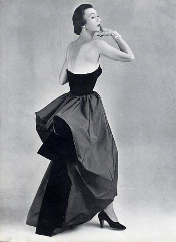 Balenciaga 1950 1950s Vintage Fashion, Cristobal Balenciaga, Beautiful Evening Gowns, Cristóbal Balenciaga, Fashion 1950s, Vintage Fashion Photography, Beautiful Evening, Vintage Couture, Old Fashion