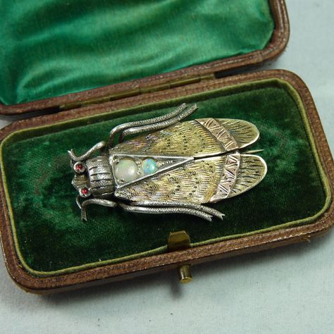 Bug Brooch, Bijoux Art Nouveau, Gemstone Brooch, Gold Jewelry Outfits, Clean Gold Jewelry, Black Gold Jewelry, Handmade Gold Jewellery, Insect Jewelry, Diamond Brooch