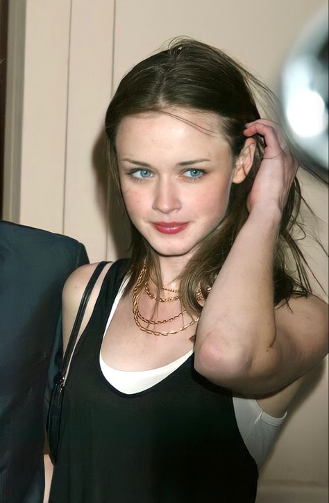 #gilmoregirls #rorygilmore Alexis Bledel, Moda Vintage, Gilmore Girls, The Story, Hair, Gold, Black