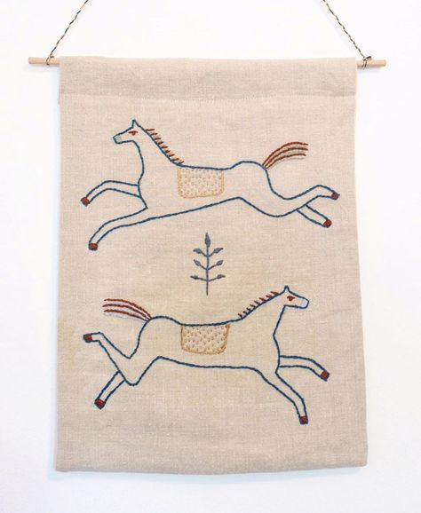 Embroidered Wall Art, Embroidered Horse, Animal Embroidery Designs, Embroidery Tshirt, Contemporary Embroidery, Horse Wall, Small Sewing Projects, Sewing Art, French Linen