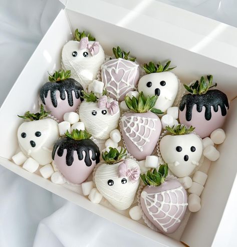 CHELLYBERRIES | Cute + spooky strawberries 🕸️ Who’s ready for Halloween tomorrow? Are you dressing up - if so what are you dressing as? Comment down… | Instagram Halloween Snacks Strawberries, Pink Halloween Chocolate Covered Strawberries, Chucky Themed Chocolate Covered Strawberries, Halloween Spooky Berries, Chocolate Strawberries Halloween, Halloween Themed Chocolate Strawberries, Spooky Cakesicles, Halloween Dipped Strawberries, Halloween Chocolate Strawberries