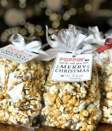 Print off our free printable gift tags for this super easy Christmas neighbor gift idea.  Pair these adorable Poppin' by to wish you a Merry Christmas gift tags with some homemade chocolate drizzle caramel popcorn.  These make great holiday gifts for neighbors. Neighbor Gift Ideas, Free Printable Christmas Gift Tags, Christmas Popcorn, Merry Christmas Printable, Homemade Popcorn, Christmas Neighbor, Merry Christmas Gift Tags, Wish You Merry Christmas, Neighbor Christmas Gifts