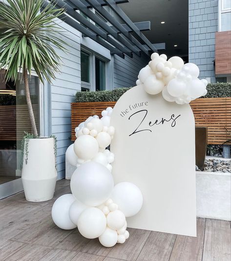 Engagement Party Balloons, Small Engagement Party, Engagement Party Backdrop, White Engagement Party, Classic Wedding Details, Backyard Engagement Parties, Engagement Party Themes, Engagement Balloons, Bridal Shower Balloons