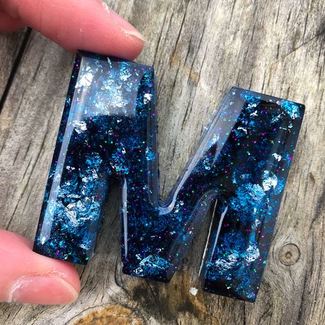 Resin Griptok, Dog Tags Diy, Keychain Letters, Galaxy Keychain, Resin Alphabet, Alphabet Keychain, Keychain Blue, Crochet Phone Cases, Epoxy Resin Diy