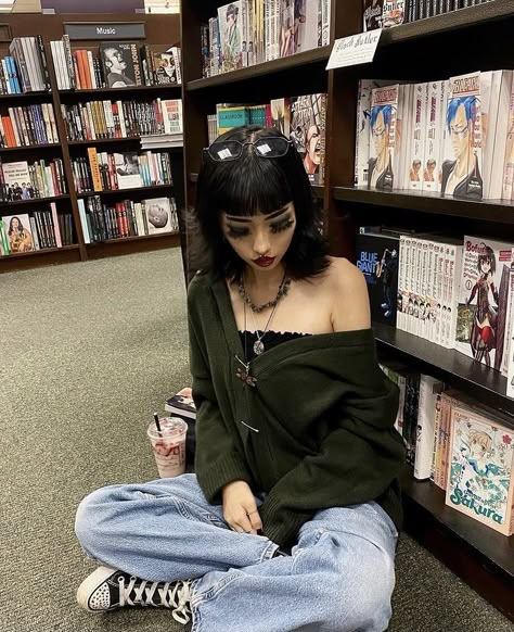 Alternative Outfits School, Alternative Fashion For School, Arm Fishnets Outfit, Goth At School, Gothic Americana Fashion, Alternative Girl Aesthetic, Dark Boho Aesthetic Outfit, Goth Aesthetic Clothes, Latina Goth Fashion