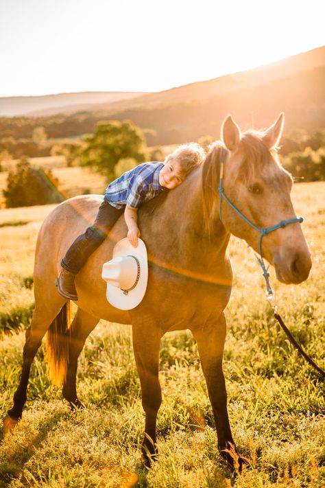 Horse And Family Photography, Horse Birthday Photoshoot Ideas, Family Picture With Horses, Family And Horse Photoshoot, Horse Family Pictures, Family Photo Shoot With Horses, Family Photos With Horses Ideas, Family Photoshoot With Horses, Family Horse Photoshoot