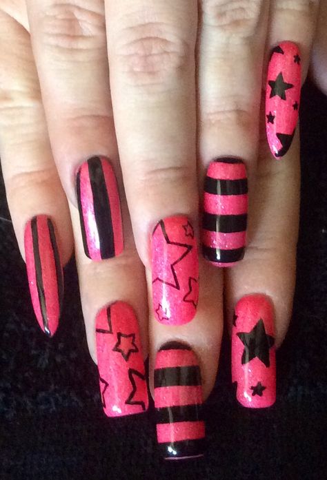 Pink And Black Striped Nails, Pink Goth Nails Short, Hot Pink And Black Nails Acrylics Long, Red And Black Emo Nails, Short Emo Nail Designs, Emo Pink Nails, Pink And Black Manicure, Scene Acrylic Nails, Pink And Black Scene Outfit