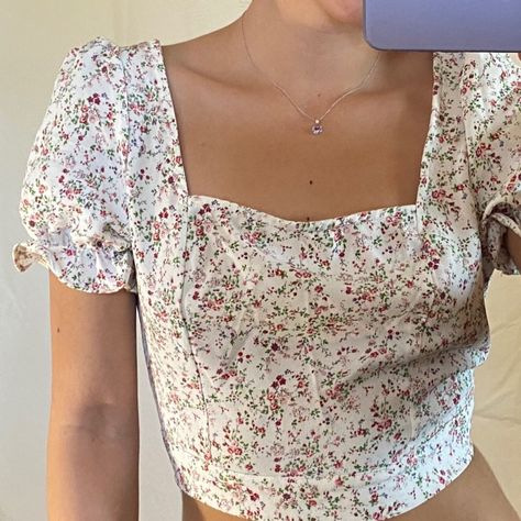 Dainty Floral Outfit, Cute Floral Outfits, Sophie Outfit, Floral Shirts Women, Floral Outfit Ideas, Floral Print Shirts, Floral Shirt Outfit, Floral Top Outfit, Aesthetic Finds